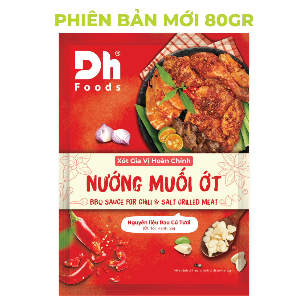 Xốt Gia Vị Hoàn Chỉnh Nướng Muối Ớt DH Foods 80g – Gia Vị Ướp Thịt Nướng Đậm Đà Chuẩn BBQ Xốt Gia Vị Hoàn Chỉnh Nướng Muối Ớt DH Foods là dòng gia vị tẩm ướp tiện lợi giúp món nướng thơm ngon, đậm đà và chuẩn vị ngay tại nhà. Sản phẩm được chế biến từ ớt đỏ tươi, tỏi, hành tím, sả, tiêu đen Tây Nguyên và nước mắm Phú Quốc, tạo nên hương vị cay thơm đặc trưng cho các món thịt nướng, gà nướng và hải sản nướng. Với Xốt Gia Vị Hoàn Chỉnh Nướng Muối Ớt DH Foods, người nội trợ không cần chuẩn bị nhiều loại gia vị riêng lẻ. Chỉ cần tẩm ướp thực phẩm trong 1 – 2 giờ là có thể chế biến ngay bằng bếp than, lò nướng hoặc nồi chiên không dầu.